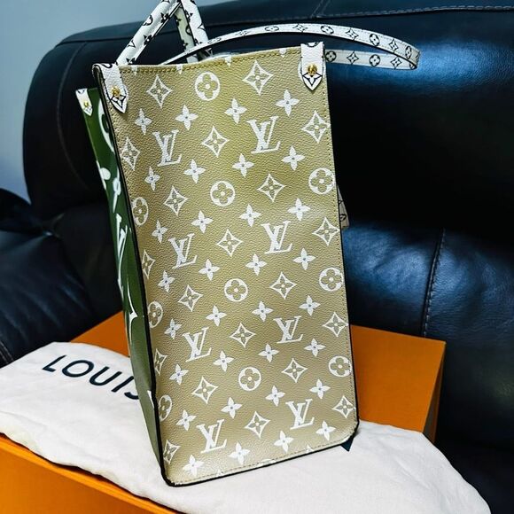 Louis Vuitton Onthego GM Khaki and Beige Bicolor LIMITED EDITION - Picture 7 of 16